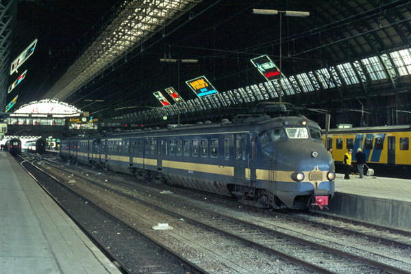 Treinstel 220.902 te Amsterdam Centraal